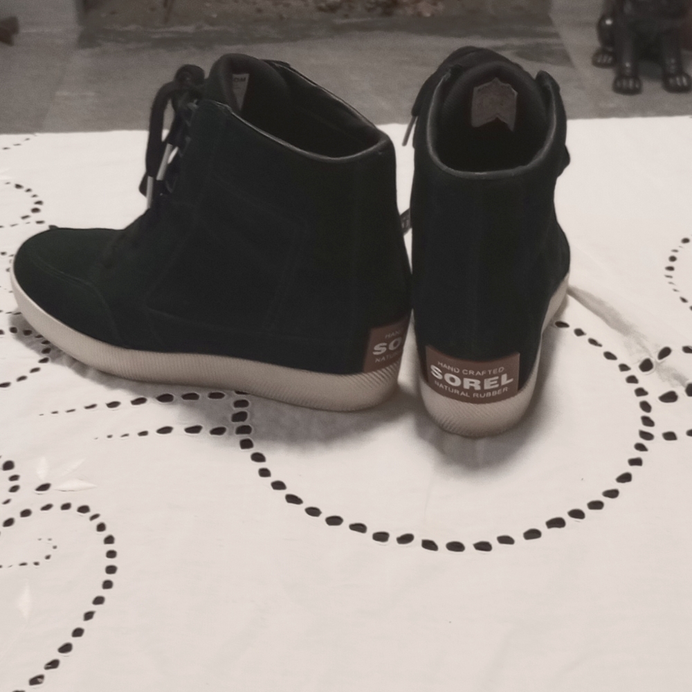 Sorel women's out and about wedge 2 boot in size 8.5